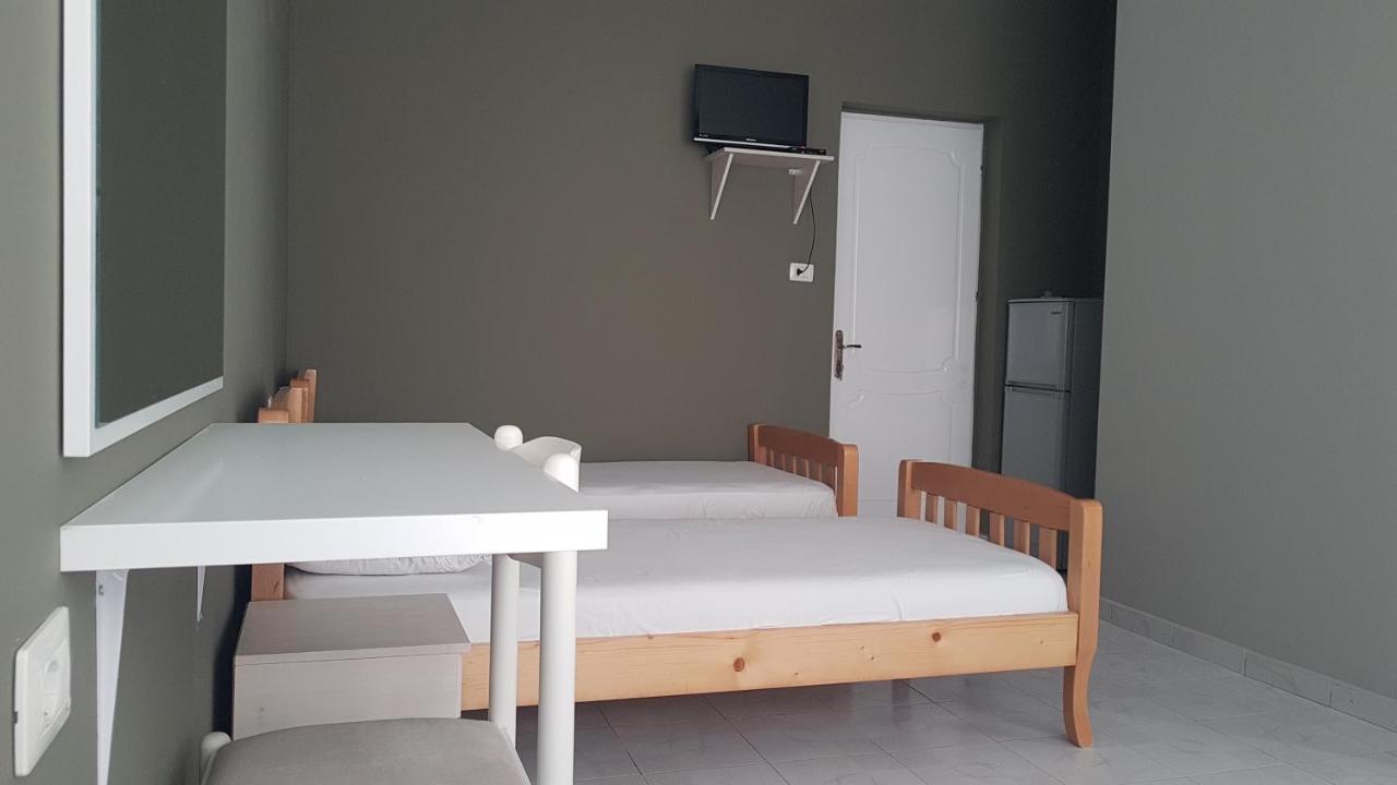 Aralis Rooms Sarandë Esterno foto