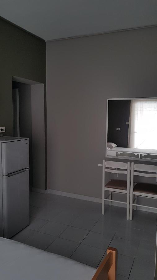 Aralis Rooms Sarandë Esterno foto