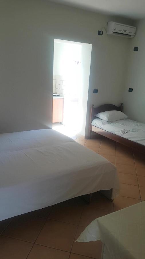 Aralis Rooms Sarandë Esterno foto