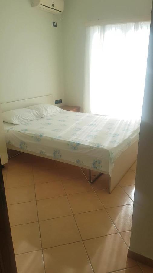 Aralis Rooms Sarandë Esterno foto